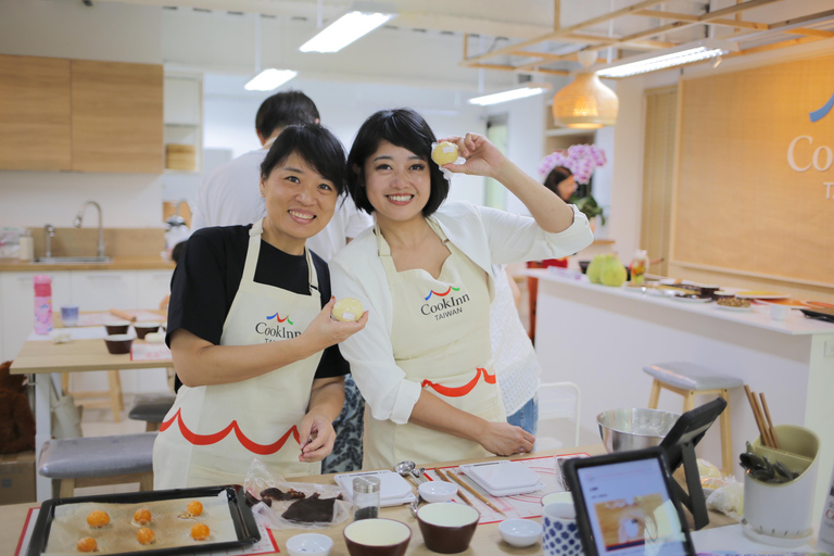 Taipei: Pineapple Cakes DIY Experience