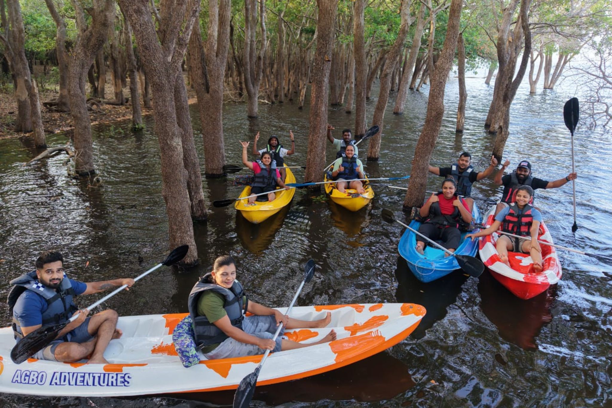 Von Sigiriya: Kajakfahrt durch schwimmende Blumen in Kanthale