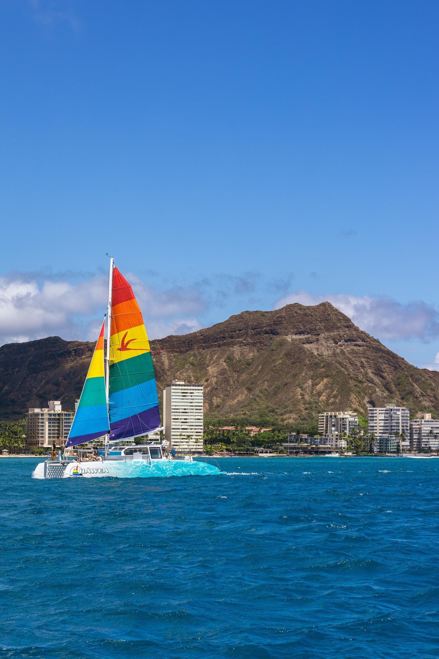 Gehe am Waikiki Beach an Bord für unsere Aloha Hour Sail