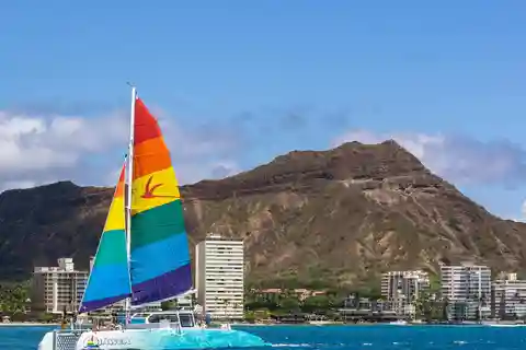 Imbarcati da Waikiki Beach per la nostra Aloha Hour Sail