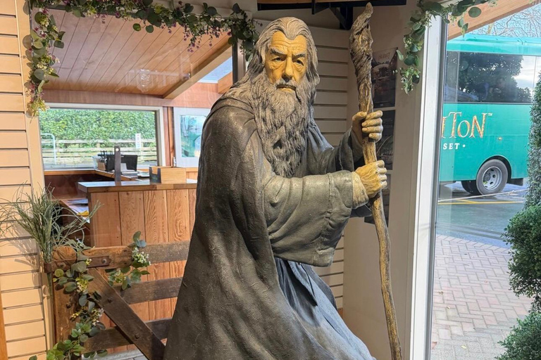 Auckland: Hobbiton& Waitomo private Tour with Hotel Pickup