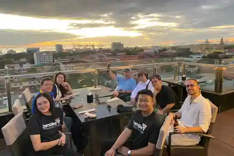 Manila: Guided Sunset Bamboo Bike Tour in Intramuros