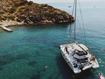 La Canée : croisière matinale en catamaran avec déjeuner et boissons premium
