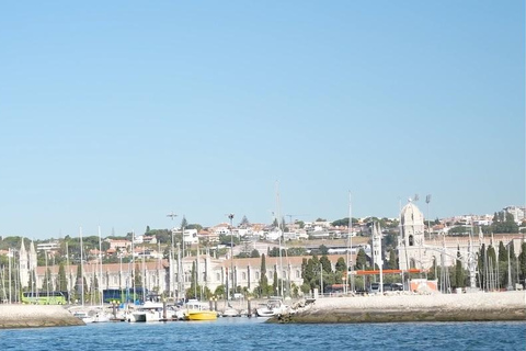 Wycieczka statkiem o zachodzie słońca w Lizbonie z winem w cenie