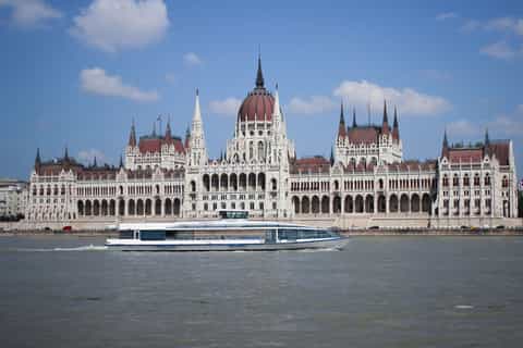Budapest: Daytime Sightseeing Boat Cruise