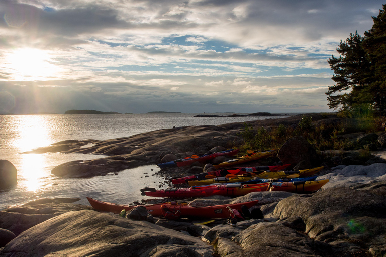 Helsinki: Tour del sole di mezzanotte in kayak con falò