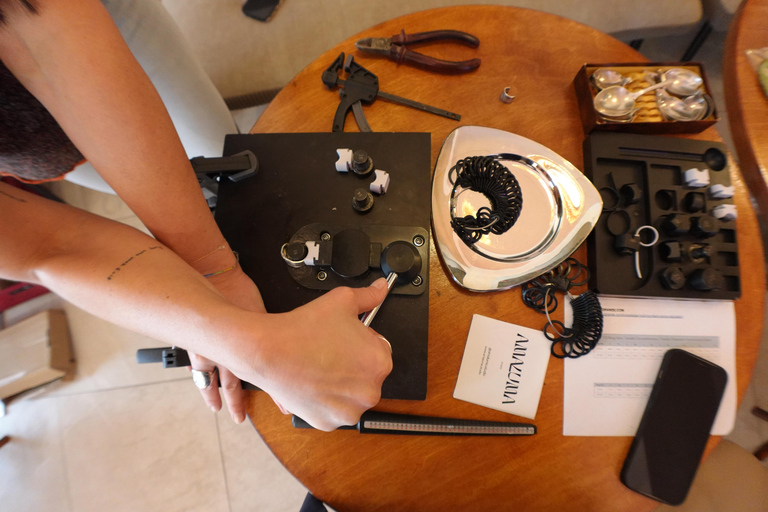 Berlín: Taller de anillos de plata en un estudio creativoBerlín: Taller de anillos con cuchara de plata en un estudio creativo