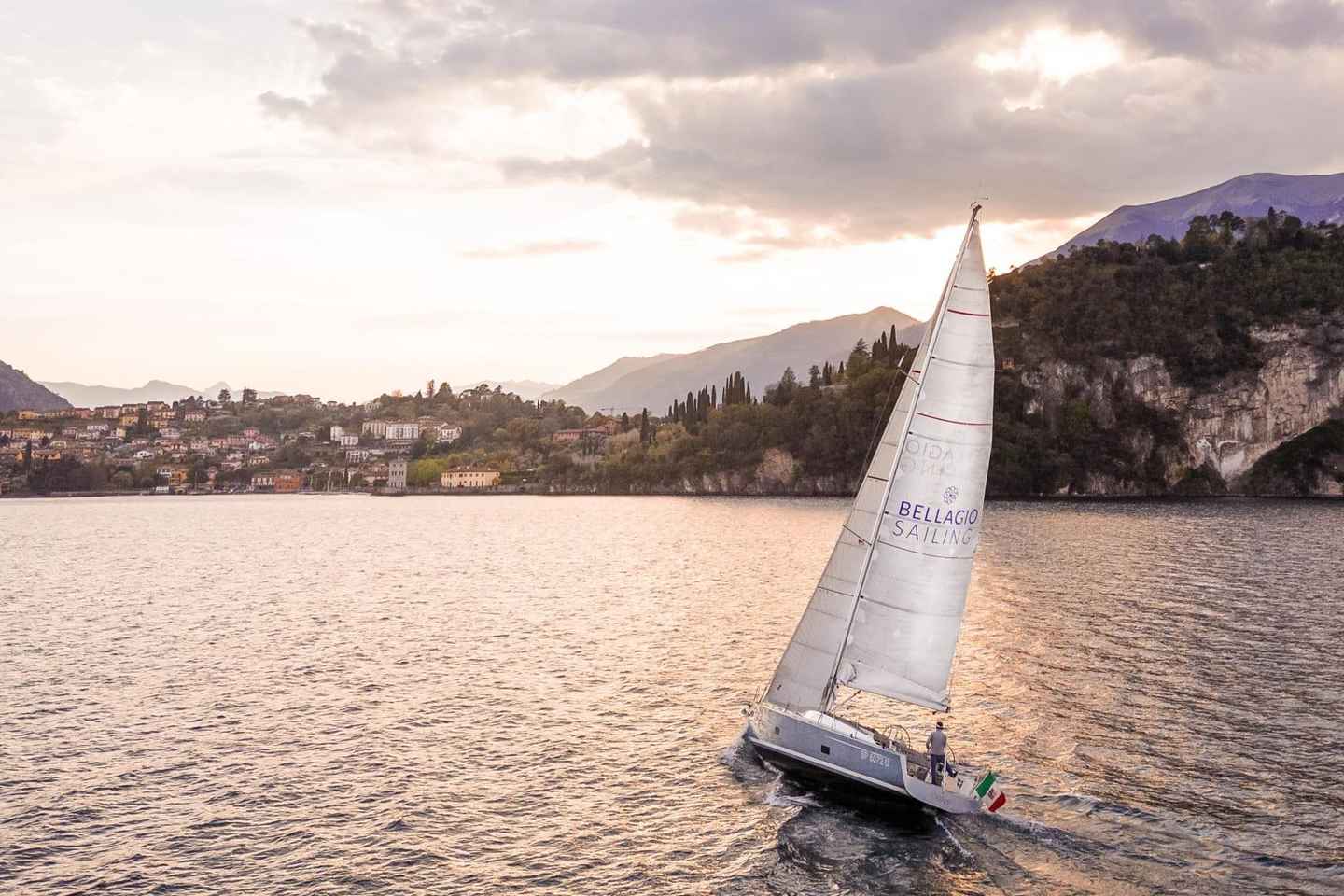 Lago di Como: tour privato in barca a vela moderna con aperitivo