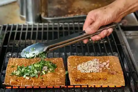 ChongQing: City Night Cruise and Local Snacks Tour