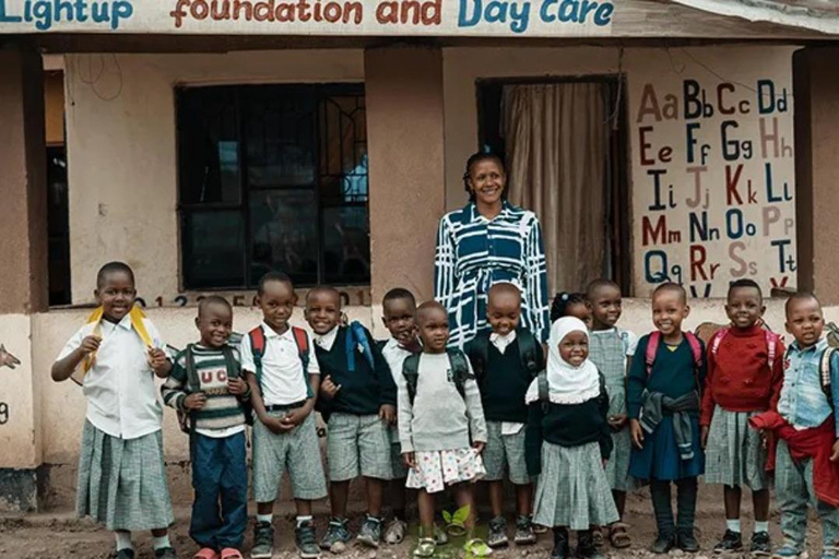 Moshi: Visita à escola da Thrive Nest Foundation com almoço