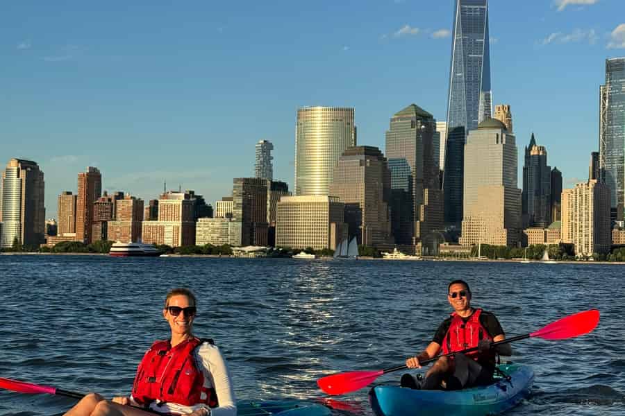 NYC: Kajaktour bei Sonnenuntergang durch Manhattan von Jersey City aus. Foto: GetYourGuide