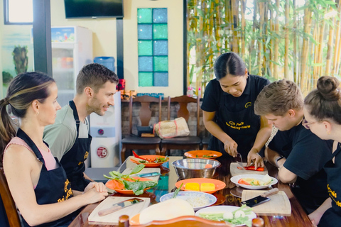 Autentica lezione di cucina tailandese e discesa in zattera di bambùBamboo Rafting | Corso di cucina | Cena