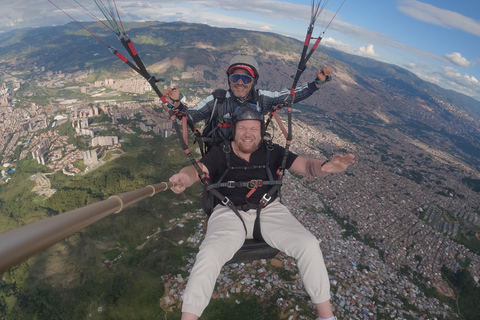 Medellin, San Felix: Paragliding Dejavu, die magische Erfahrung des FliegensMedellin, San Felix: Gleitschirmfliegen Dejavu, Stadtflug 20 min.