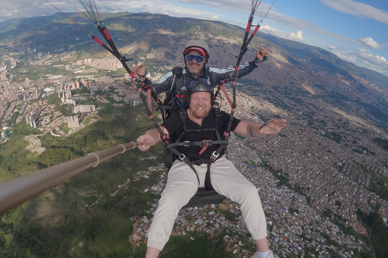 Medellin, San Felix: Paragliding Dejavu, die magische Erfahrung des FliegensMedellin, San Felix: Gleitschirmfliegen Dejavu, Stadtflug 20 min.