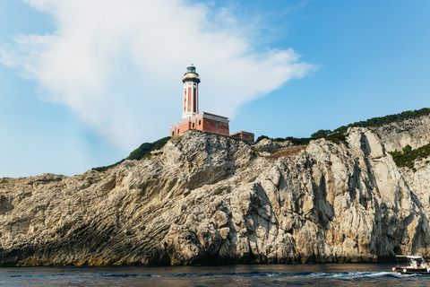 Capri e Area naturale della Baia di Ieranto: tour in barca guidato da SorrentoTour con prelievo