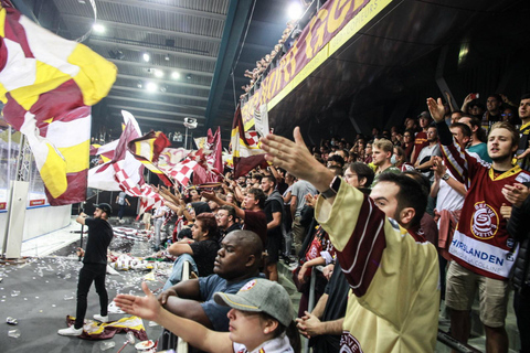 Erlebe eine tolle Atmosphäre beim Hockeyspiel in GenfStehplatzticket mit den GSHC Ultras