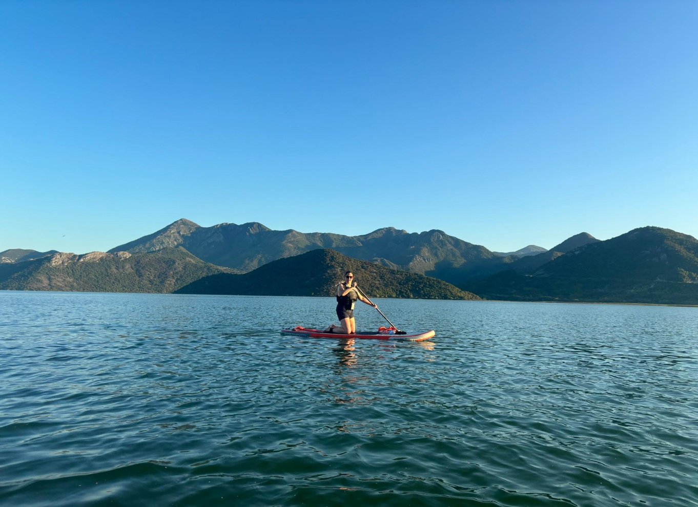 Virpazar: Udforsk den fantastiske Skadarsø på paddleboard