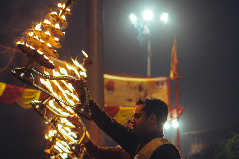 Varanasi: Caminhada espiritual, passeio de barco e cerimónia de PujaVaranasi: Caminhada espiritual, passeio de barco e cerimónia Puja