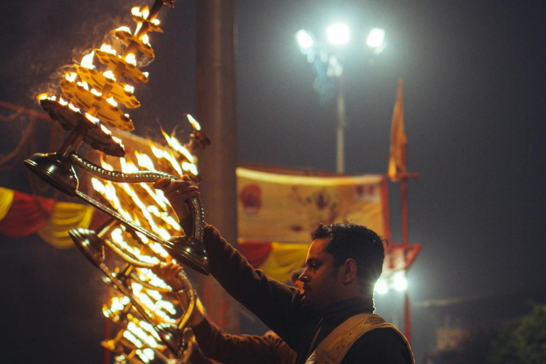 Varanasi: Passeggiata spirituale, giro in barca e cerimonia Puja