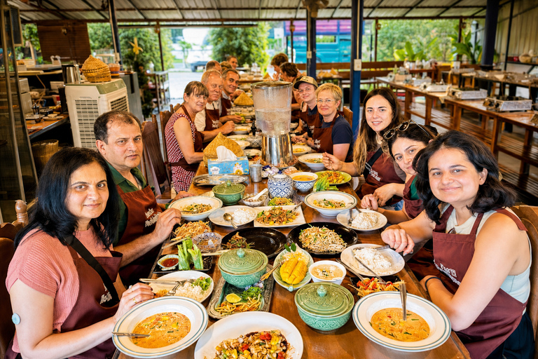 Chiang Mai: Thai Cooking Class with Market Tour & Farm Visit