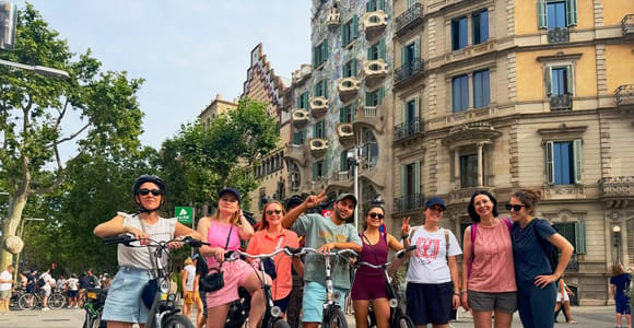 Barcelona: 3-Hour Gaudí, Landmarks & Hidden Gems Bike Tour