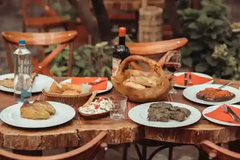 Tirana: Bier-, Wein- und Raki-Tour mit Snack und Essen