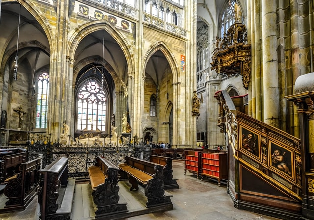 Prague Castle: Royal Palace, Cathedral, and Golden Lane Tour