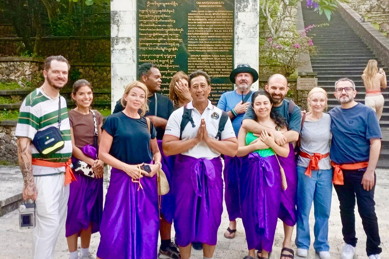 Guide, Uluwatu Temple Entry Ticket with Kecak Dance Show Guide Only (no ticket included )