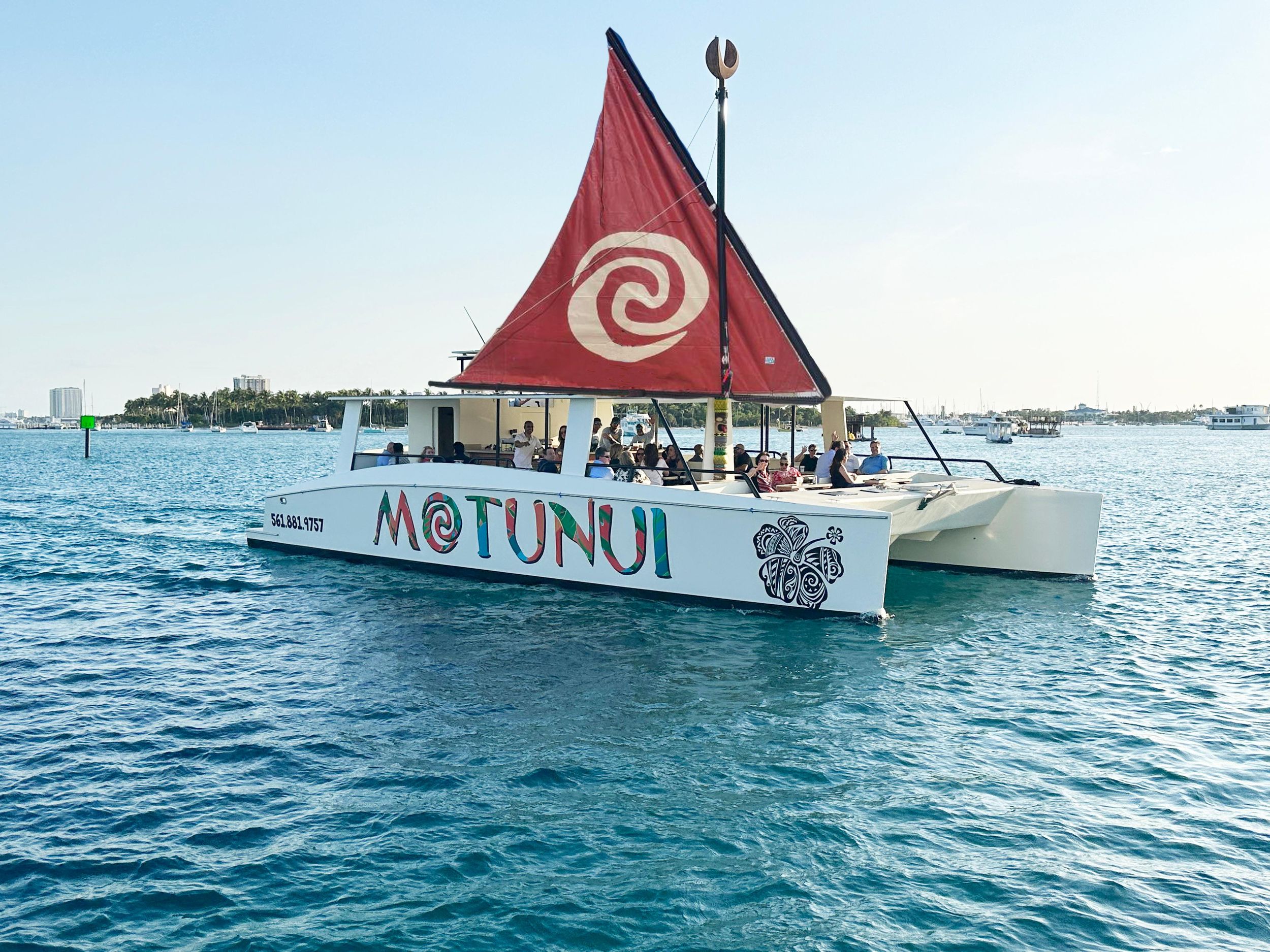Palm Beach: Segeltour bei Sonnenuntergang auf dem Motunui-Katamaran