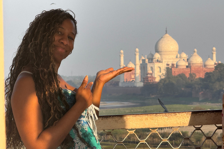Dagsutflykt till Taj Mahal i en SUV-bil med alternativ.Dagsutflykt till Taj Mahal i en SUV-bil + guide