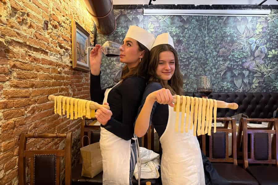 Florenz: Pasta & Tiramisu Kochkurs mit unbegrenzter Weinauswahl