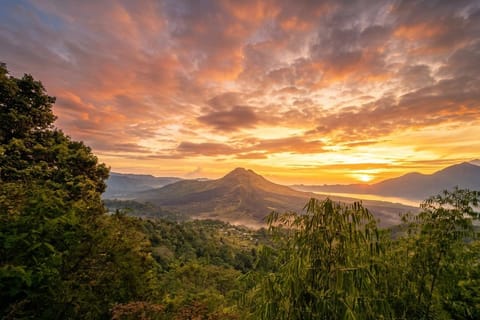 Blue Mountains Cafe Sunrise & Poh Gading Waterfall