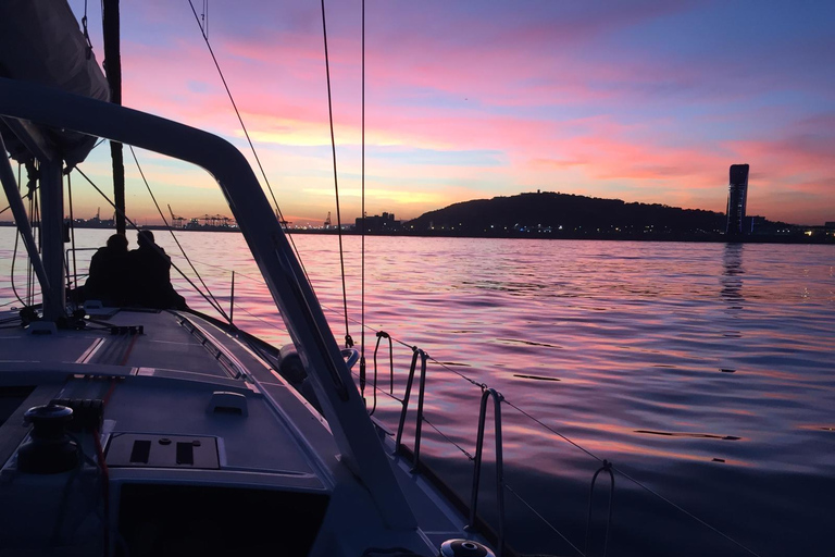 Barcelona: Excursión en velero con tapas, bebidas y parada para nadar