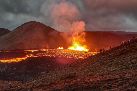 Reikiavik: caminata guiada de medio día por el volcán FagradalsfjallTour con recogida en la parada de autobús 12