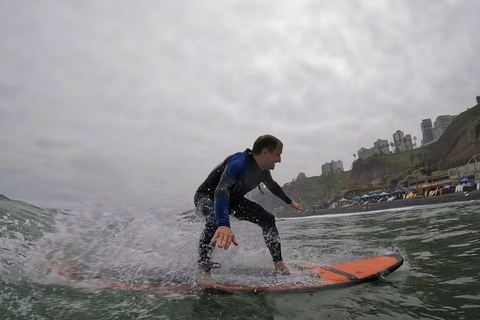 Lima: Surfboard and Wetsuit Rental at Makaha Beach