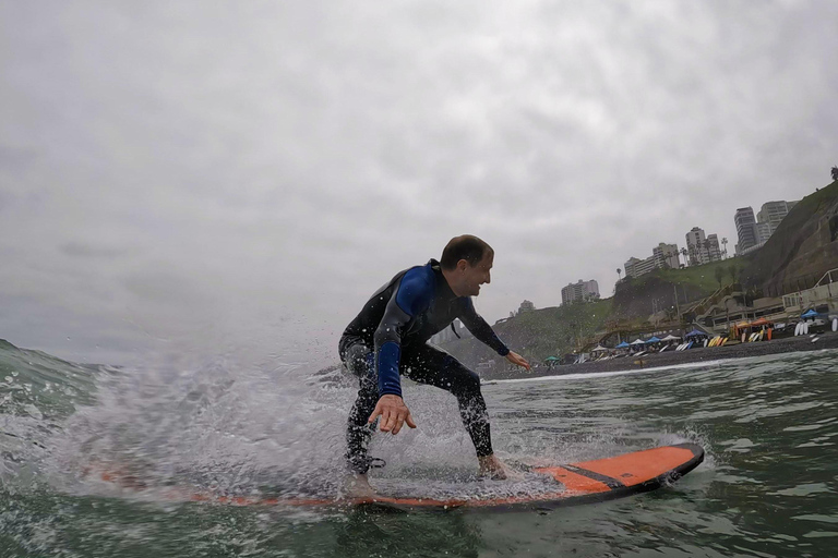 Lima: Surfboard and Wetsuit Rental at Makaha Beach