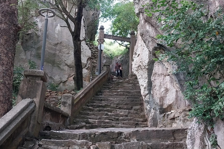 Santuario de mi hijo con el río Thu Bon y las montañas de mármol