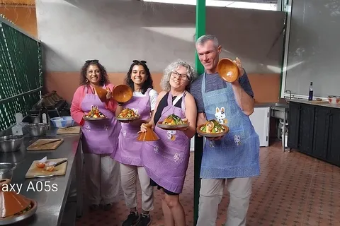 Agadir: clase de cocina bereber en un jardín con lugareños