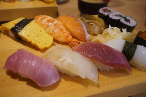 Tsukiji Market Foodie Tour: Enjoy Seafood, Sushi, and Sake