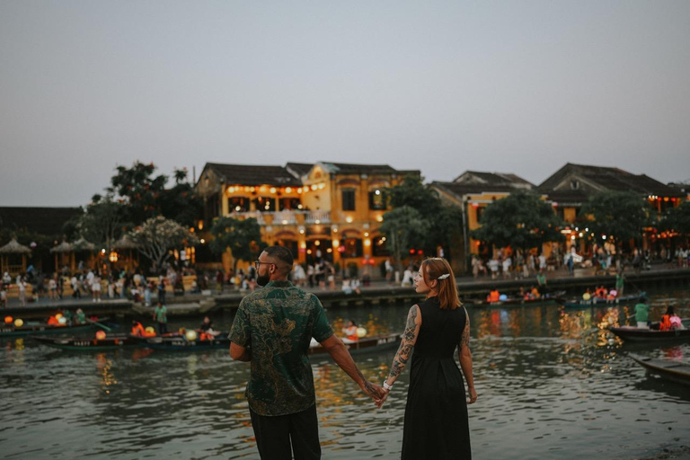 Hoi An: Private Photoshoot with Rowboat Ride & Lanterns