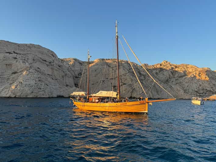 Marseille: Evening on a sailboat in the Calanques du Frioul with buffet and organic wine