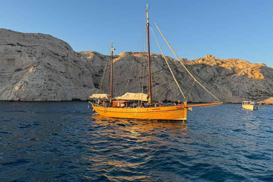 Marseille: Abend auf einer Segelyacht in den Calanques von Frioul mit Buffet und Bio-Wein. Foto: GetYourGuide Marseille: Abend auf einer Segelyacht in den Calanques von Frioul mit Buffet und Bio-Wein. Foto: GetYourGuide