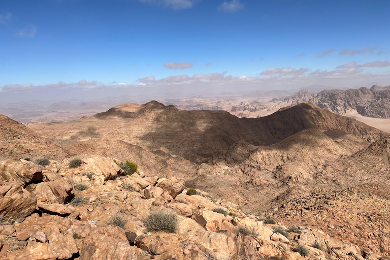 瓦迪拉姆：本地导游带您徒步前往杰贝尔乌姆达米瓦迪拉姆：本地导游带你徒步前往杰贝尔乌姆达米