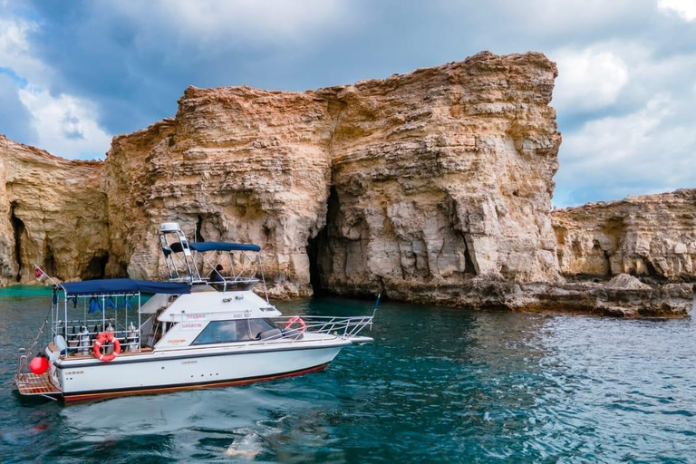 Barco para submarinistas: Um El Faroud y Ghar LapsiToma 3 plaza en barco