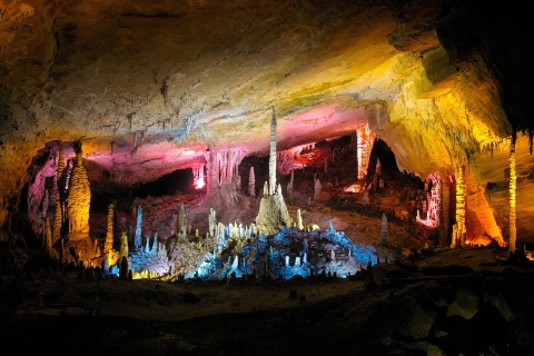 Tour privado de un día a la Cueva del Dragón Amarillo y el Lago BaoFengExcursión de Exploración en Profundidad a la Cueva del Dragón Amarillo y el Lago Baofeng