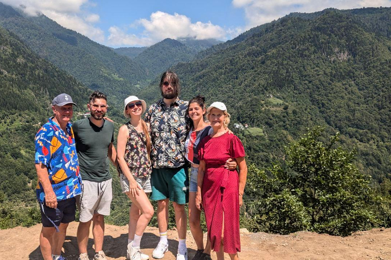 Batumi : circuit dans les montagnes d'Adjarie et festin géorgien traditionnelVisite privée de la région montagneuse d'Adjarie avec festin géorgien traditionnel