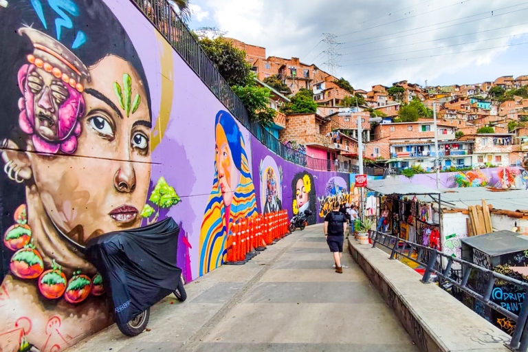 Medellin: Comuna 13 History & Graffiti Tour & Cable Car Ride Medellin: Comuna 13 Tour and Cable Car Ride in Spanish