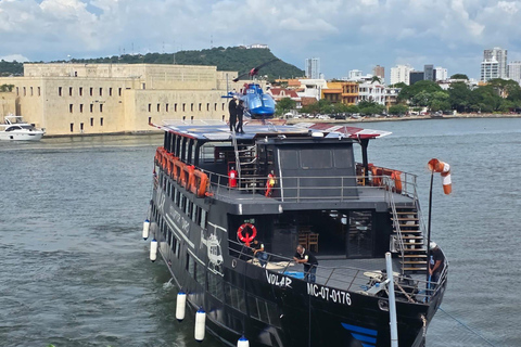 Helicopter Flight Over Tierra Bomba, VIP Bay Tour, Lunch, and Open Bar Helicopter Flight in Tierra Bomba Tour Bahía VIP, Lunch and Open Bar