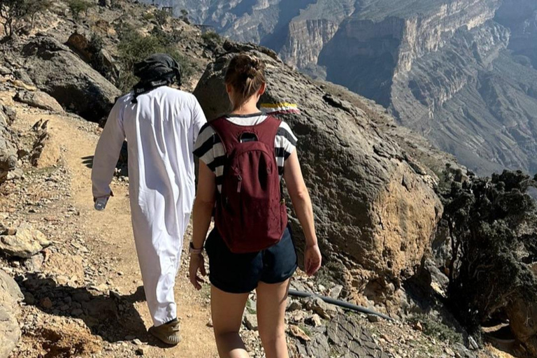 Muscat: Jebel Shams Balcony Walk & Wadi Nakhr Shared Tour