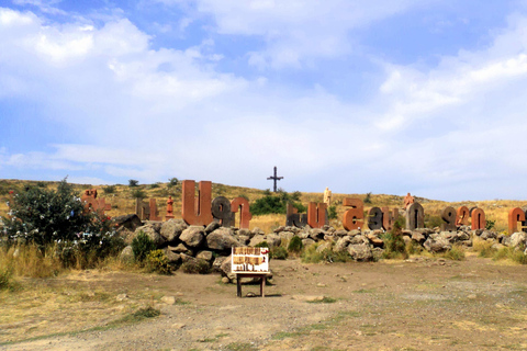 Mount Aragats-Saghmosavank Klooster-Alphabet Park